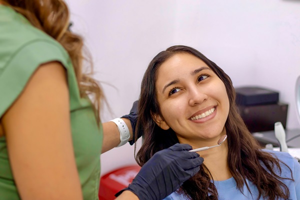 Smile Makeover: Crowns Or Veneers?